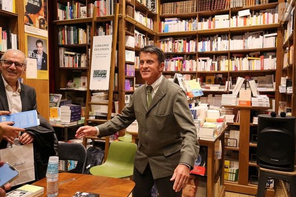 Exclusif - Manuel Valls dédicace son livre "Le courage guidait leurs pas" à la librairie Delamain à Paris, le 18 avril 2023.