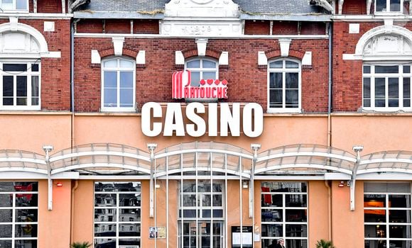 Depuis l'achat de son premier casino en 1973, le Groupe Partouche a su se développer et se diversifier afin de devenir le leader européen dans son secteur d'activité. Aujourd'hui, il exploite 41 casinos en France, en Suisse, en Belgique et en Tunisie.", lit-on cette fois-ci sur le site officiel du groupe Partouche, pour rappel côté à la bourse de Paris Euronext.


Berck sur Mer (62), le Casino (groupe Partouche) dans le centre ville - Photo par Jarry S/ANDBZ/ABACAPRESS.COM