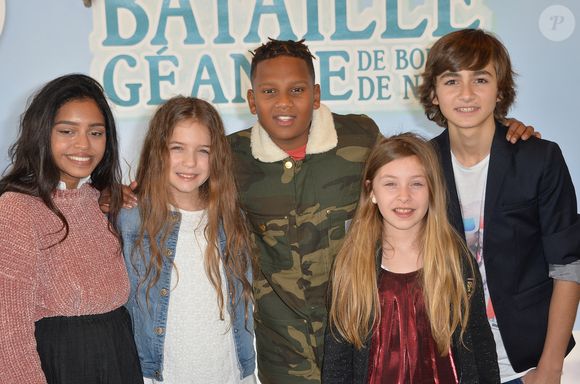 Nilusi Nissanka (Voix : France), Erza Muqoli (Voix : Lucie), Gabriel Gros (Voix : Chabot), Esteban Durand (Voix : Ti-Guy) et Gloria Palermo De Blasi (Voix : Danièle Blanshire) du groupe Kids United (les voix du film) lors de l'avant-première du film d'animation "La bataille géante de boules de neige" au cinéma MK2 Bibliothèque à Paris, France, le 27 novembre 2016. © Veeren/Bestimage