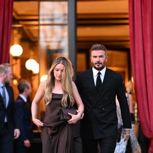 David Beckham et sa fille Harper Seven sortent de l'hôtel La Réserve Paris - Hotel and Spa pour se rendre au défilé de Victoria en marge de la Fashion Week de Paris (PFW), à Paris, France, le 7 mars 2025. © Pierre Perusseau/Bestimage