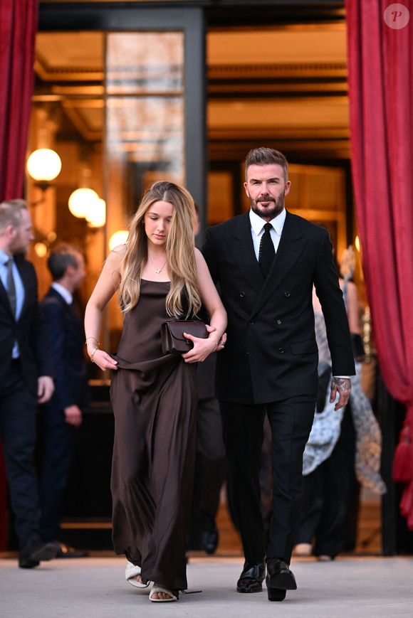 David Beckham et sa fille Harper Seven sortent de l'hôtel La Réserve Paris - Hotel and Spa pour se rendre au défilé de Victoria en marge de la Fashion Week de Paris (PFW), à Paris, France, le 7 mars 2025. © Pierre Perusseau/Bestimage