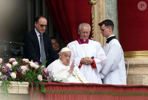 Le pape François salue les fidèles après la bénédiction Urbi et Orbi qui a suivi la messe de Pâques sur la place Saint-Pierre, au Vatican.  Zuma Press / Bestimage