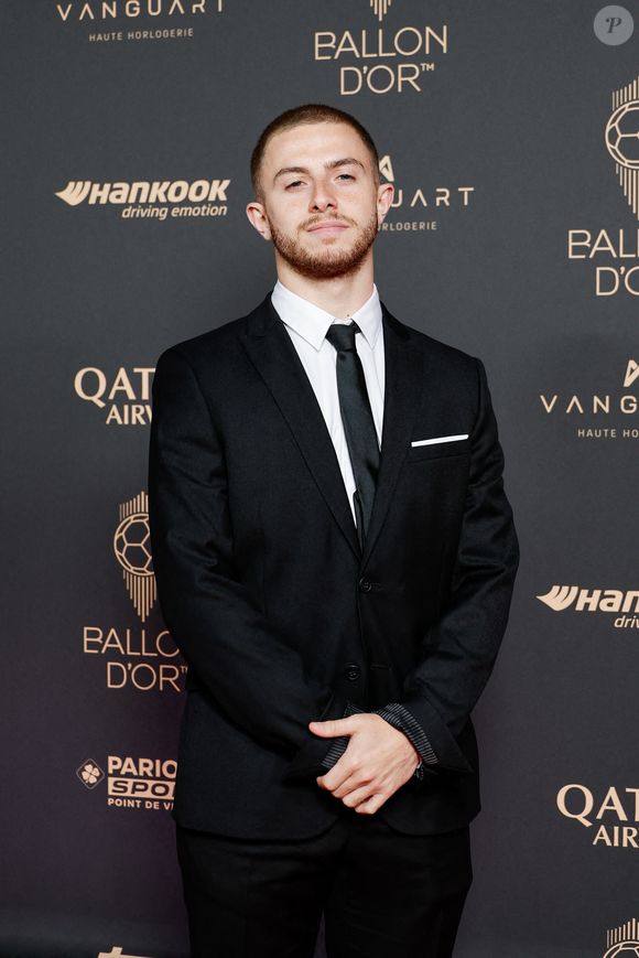 En légende de l’une de ses vidéos, il précise : "Visiblement, il y en a qui n’ont pas tout compris : je ne suis toujours pas expert foot, mais je vous emmène vivre la compétition avec moi"

Miguel Mattioli (Michou) au photocall de la 69ème cérémonie du Ballon D'Or 2025 au théâtre du Châtelet à Paris, France, le 22 septembre 2025. © Cyril Moreau/Bestimage