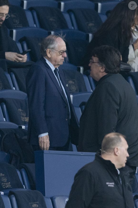 Noël Le Graët - Célébrités des les tribunes lors du match aller du quart de finale de Ligue des champions entre le PSG et Aston Villa (3-1) au Parc des Princes à Paris le 9 avril 2025. © Cyril Moreau/Bestimage