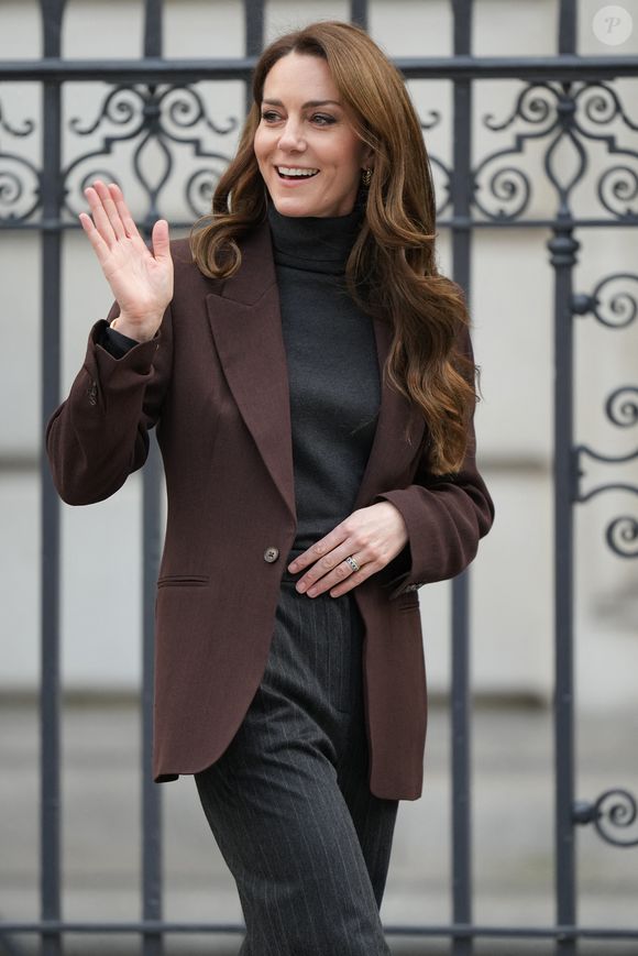 Liz Smith, directrice de l'apprentissage et de l'engagement à la National Portrait Gallery, a été bluffée par cette faculté de la princesse de se fondre dans la masse malgré son statut, et de sa proximité avec les élèves 

Catherine (Kate) Middleton, princesse de Galles, lance un nouveau projet de la "Royal Foundation Centre for Early Childhood" visant à soutenir les jeunes enfants dans le développement de compétences sociales à Londres, Royaume Uni, le 4 février 2025. © Julien Burton/Bestimage