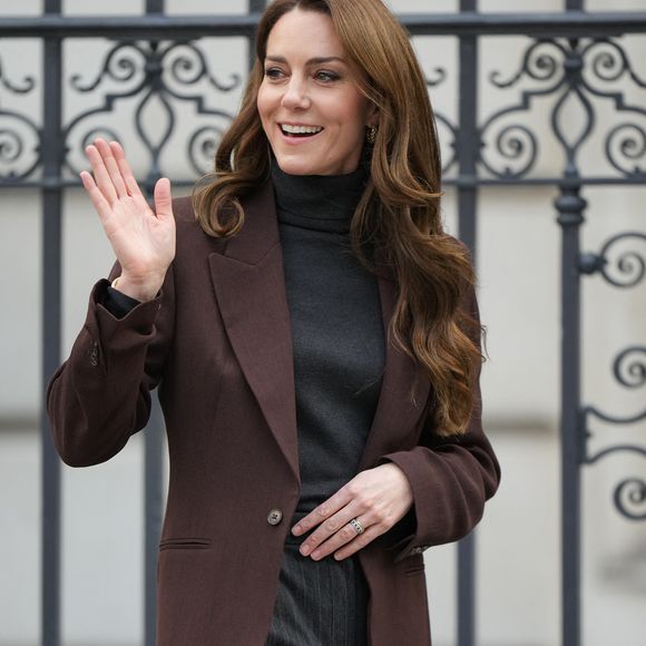 Liz Smith, directrice de l'apprentissage et de l'engagement à la National Portrait Gallery, a été bluffée par cette faculté de la princesse de se fondre dans la masse malgré son statut, et de sa proximité avec les élèves 

Catherine (Kate) Middleton, princesse de Galles, lance un nouveau projet de la "Royal Foundation Centre for Early Childhood" visant à soutenir les jeunes enfants dans le développement de compétences sociales à Londres, Royaume Uni, le 4 février 2025. © Julien Burton/Bestimage