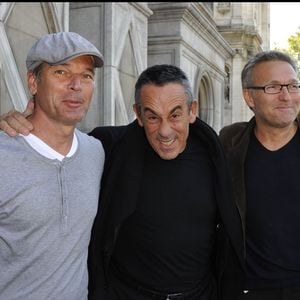 Laurent Baffie, Thierry Ardisson et Laurent Ruquier sur le parvis de l'hôtel de ville à Paris