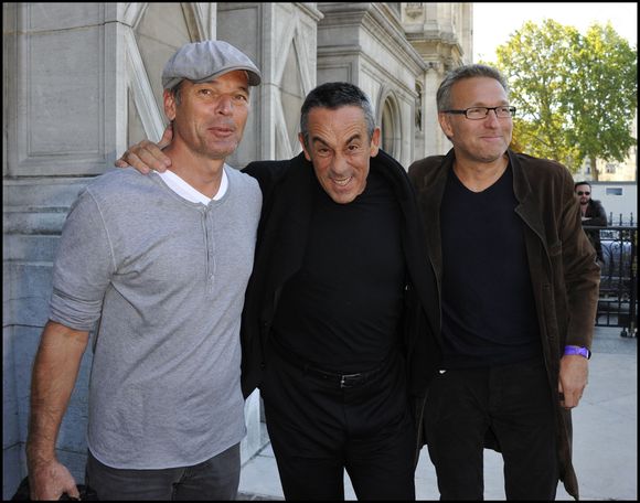 Laurent Baffie, Thierry Ardisson et Laurent Ruquier sur le parvis de l'hôtel de ville à Paris