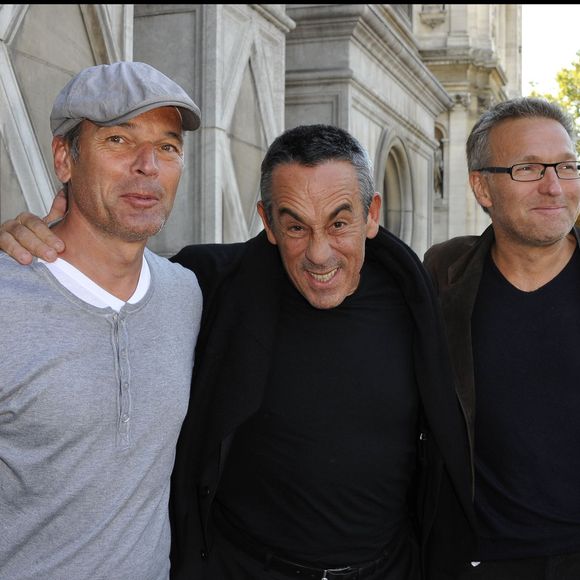 Laurent Baffie, Thierry Ardisson et Laurent Ruquier sur le parvis de l'hôtel de ville à Paris
