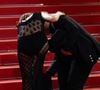 Marion Cotillard s'est pris les talons dans les lourdes franges de sa création. Perdant l'équilibre, l'actrice s'est retrouvée courbée en avant sur les marches, frôlant la chute.

Marion Cotillard - Montée des marches du film " Roma elastica " lors du 79ème Festival International du Film de Cannes, le 20 mai 2026. © Jacovides-Moreau / Bestimage