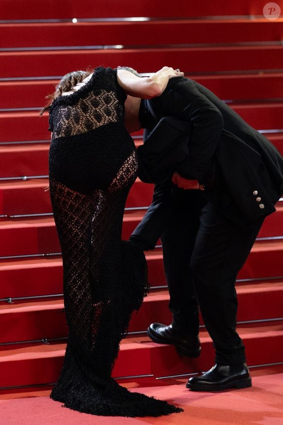 Marion Cotillard s'est pris les talons dans les lourdes franges de sa création. Perdant l'équilibre, l'actrice s'est retrouvée courbée en avant sur les marches, frôlant la chute.

Marion Cotillard - Montée des marches du film " Roma elastica " lors du 79ème Festival International du Film de Cannes, le 20 mai 2026. © Jacovides-Moreau / Bestimage