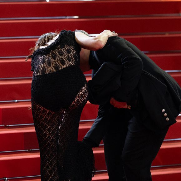 Marion Cotillard s'est pris les talons dans les lourdes franges de sa création. Perdant l'équilibre, l'actrice s'est retrouvée courbée en avant sur les marches, frôlant la chute.

Marion Cotillard - Montée des marches du film " Roma elastica " lors du 79ème Festival International du Film de Cannes, le 20 mai 2026. © Jacovides-Moreau / Bestimage