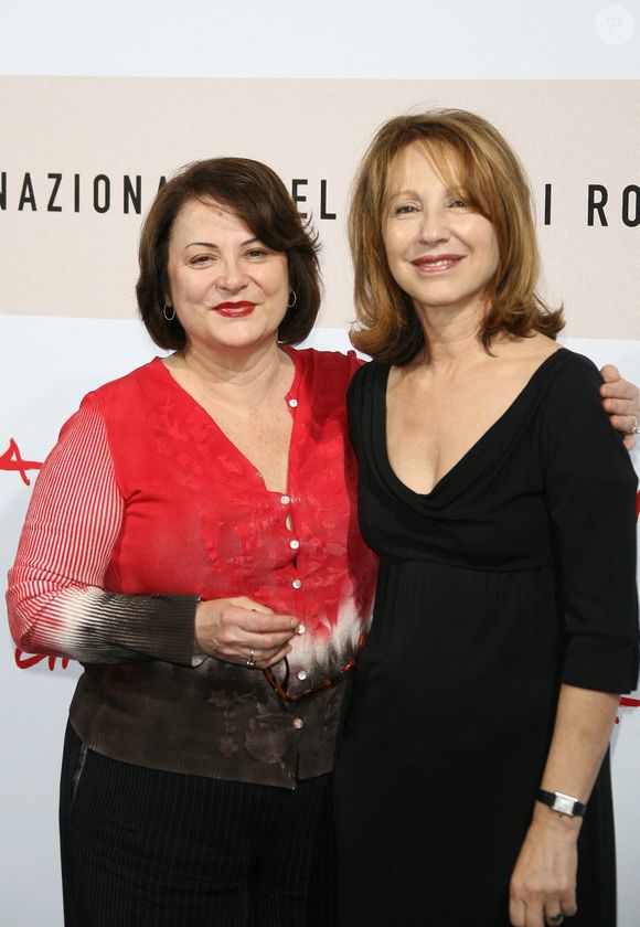 L'actrice et réalisatrice Josiane Balasko pose lors d'un photocall de "Cliente" dans le cadre du 3ème 'Festival du Film de Rome' à Rome, Italie, le 25 octobre 2008. Photo par Denis Guignebourg/ABACAPRESS.COM