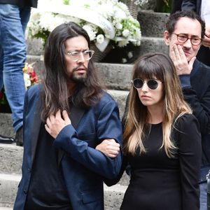 Elle a également pris le soin de dissimuler le visage de son bébé aux internautes

Lucien Gainsbourg (Lulu) et sa compagne - Sorties des obsèques de Jane Birkin en l'église Saint-Roch à Paris. Le 24 juillet 2023
© Jacovides-KD Niko / Bestimage