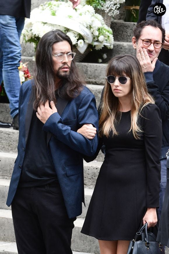 Elle a également pris le soin de dissimuler le visage de son bébé aux internautes

Lucien Gainsbourg (Lulu) et sa compagne - Sorties des obsèques de Jane Birkin en l'église Saint-Roch à Paris. Le 24 juillet 2023
© Jacovides-KD Niko / Bestimage