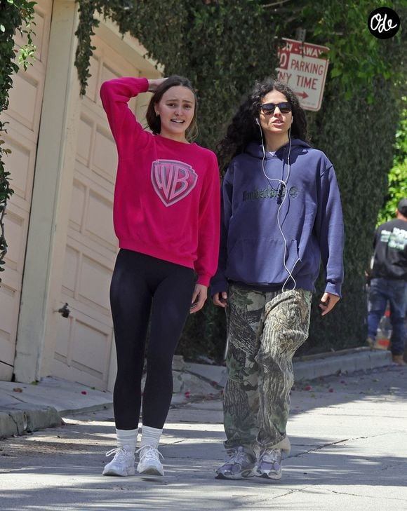 La fille de Johnny Depp et Vanessa Paradis avait officialisé leur relation sur les réseaux sociaux il y a trois ans.

Lily-Rose Depp et la musicienne 070 Shake ont été photographiées alors qu’elles se promenaient dans les rues de Los Angeles.

© Backgrid USA / Bestimage
