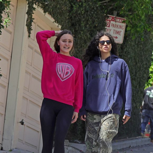 La fille de Johnny Depp et Vanessa Paradis avait officialisé leur relation sur les réseaux sociaux il y a trois ans.

Lily-Rose Depp et la musicienne 070 Shake ont été photographiées alors qu’elles se promenaient dans les rues de Los Angeles.

© Backgrid USA / Bestimage