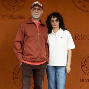 Une discipline qu'il chérit particulièrement.
Eric Cantona et Rachida Brakni au village lors des Internationaux de France de Tennis de Roland Garros 2025, à Paris, France, le 7 juin 2025. © Cyril Moreau/Bestimage