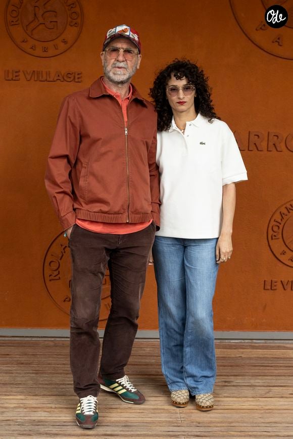 Une discipline qu'il chérit particulièrement.
Eric Cantona et Rachida Brakni au village lors des Internationaux de France de Tennis de Roland Garros 2025, à Paris, France, le 7 juin 2025. © Cyril Moreau/Bestimage