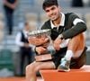 Ils ont assisté au sacre de l'Espagnol Carlos Alcaraz
Carlos Alcaraz tient le trophée de la Coupe des Mousquetaires après sa victoire sur Jannik Sinner d'Italie dans le match de la finale du simple masculin lors de la quinzième journée des Internationaux de France 2025 à Roland Garros le 08 juin 2025 à Paris, France. Photo par Franck Castel/ABACAPRESS.COM