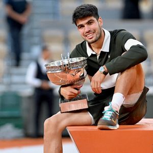 Ils ont assisté au sacre de l'Espagnol Carlos Alcaraz

Carlos Alcaraz tient le trophée de la Coupe des Mousquetaires après sa victoire sur Jannik Sinner d'Italie dans le match de la finale du simple masculin lors de la quinzième journée des Internationaux de France 2025 à Roland Garros le 08 juin 2025 à Paris, France. Photo par Franck Castel/ABACAPRESS.COM