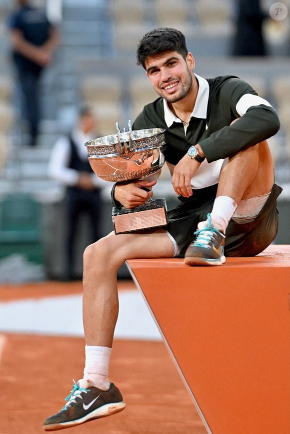 Ils ont assisté au sacre de l'Espagnol Carlos Alcaraz

Carlos Alcaraz tient le trophée de la Coupe des Mousquetaires après sa victoire sur Jannik Sinner d'Italie dans le match de la finale du simple masculin lors de la quinzième journée des Internationaux de France 2025 à Roland Garros le 08 juin 2025 à Paris, France. Photo par Franck Castel/ABACAPRESS.COM