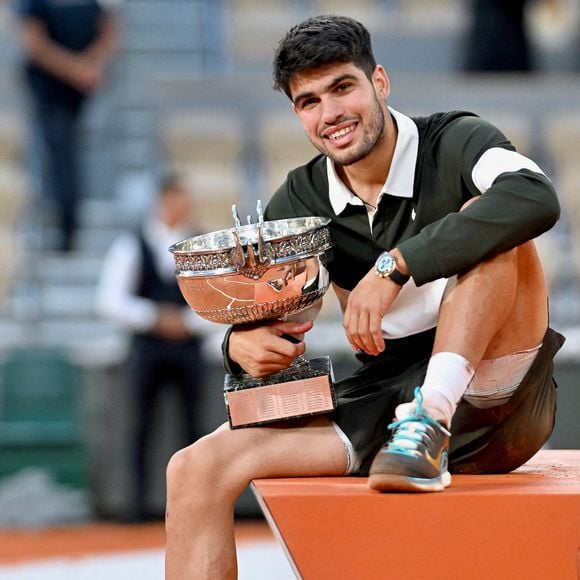 Ils ont assisté au sacre de l'Espagnol Carlos Alcaraz

Carlos Alcaraz tient le trophée de la Coupe des Mousquetaires après sa victoire sur Jannik Sinner d'Italie dans le match de la finale du simple masculin lors de la quinzième journée des Internationaux de France 2025 à Roland Garros le 08 juin 2025 à Paris, France. Photo par Franck Castel/ABACAPRESS.COM