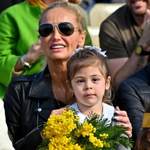 Adriana Karembeu Ohanian et sa fille Nina durant la première bataille de fleurs du Carnaval de Nice 2022, Roi des Animaux, place Masséna à Nice, le 13 février 2022. 
© Bruno Bebert/Bestimage