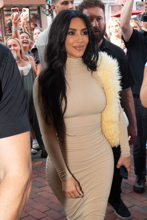 Parmi les bijoux volés, sa bague de fiançailles d'une valeur de 4 millions d'euros. 

Kim Kardashian à l'extérieur d'un hôtel de New York.

Photo : Backgrid USA / Bestimage