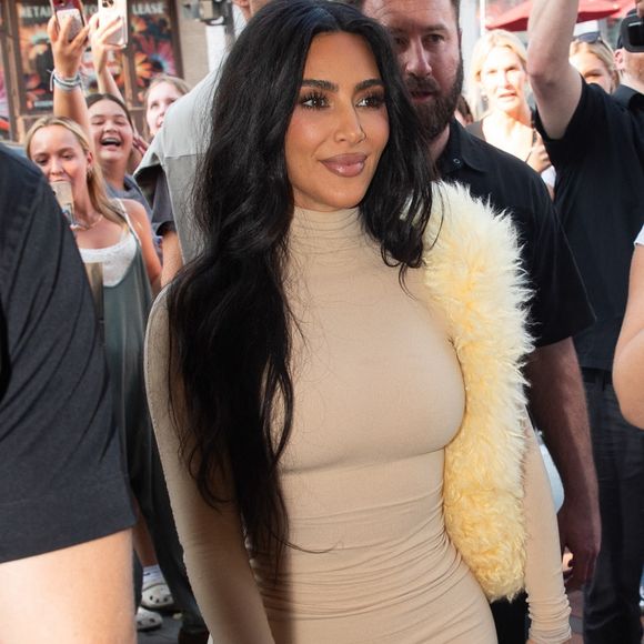 Parmi les bijoux volés, sa bague de fiançailles d'une valeur de 4 millions d'euros. 

Kim Kardashian à l'extérieur d'un hôtel de New York.

Photo : Backgrid USA / Bestimage
