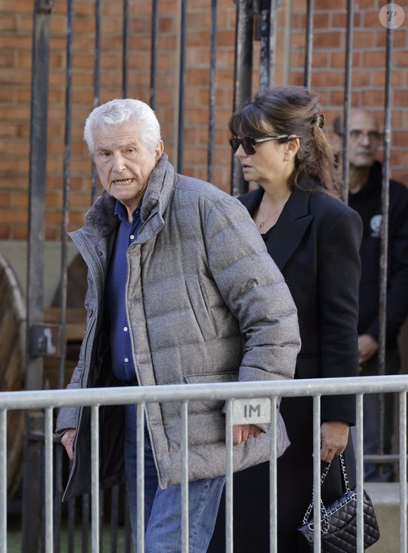 Claude Lelouch et sa femme Valérie Perrin - Arrivées aux obsèques de Nadia Farès en l'église Saint-Jean-de-Montmartre à Paris, le 24 avril 2026. N.Farès est décédée le 17 avril 2026 quelques jours après un "incident cardiaque" survenu le 12 avril 2026 dans la piscine du complexe sportif, Blanche (9ème). Dominique Jacovides - Olivier Borde / Bestimage