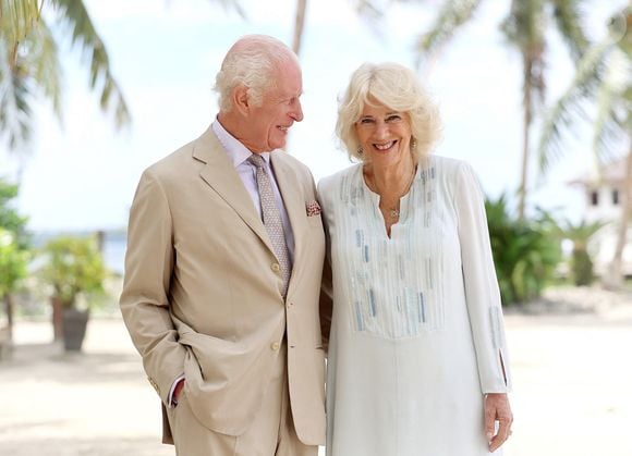 Certains clients du magasin en question ont reconnu la reine consort

Le roi Charles III d'Angleterre et Camilla Parker Bowles, reine consort d'Angleterre, lors d'une visite sur une plage d'Apia, aux Samoa, le 24 octobre 2024. © Alpha Press/Bestimage