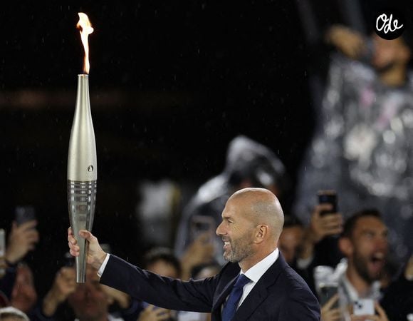 PARIS, le 26 juillet 2024 - L'ancien footballeur français Zinedine Zidane porte la flamme olympique au stade du Trocadéro lors de la cérémonie d'ouverture des Jeux Olympiques de Paris 2024 à Paris, en France, le 26 juillet 2024. Photo : Xinhua/ABACAPRESS.COM/Li Ying)