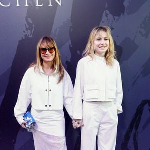 Axelle Laffont et sa fille Mitty Hazanavicius - Photocall du défilé de mode Femmes prêt-à-porter automne-hiver 2024/2025 "Shiatzy Chen" lors de la fashion week de Paris. Le 4 mars 2024
© Christophe Clovis / Bestimage