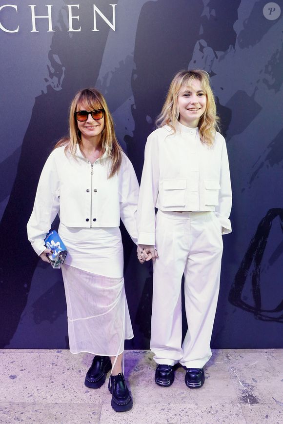 Axelle Laffont et sa fille Mitty Hazanavicius - Photocall du défilé de mode Femmes prêt-à-porter automne-hiver 2024/2025 "Shiatzy Chen" lors de la fashion week de Paris. Le 4 mars 2024
© Christophe Clovis / Bestimage