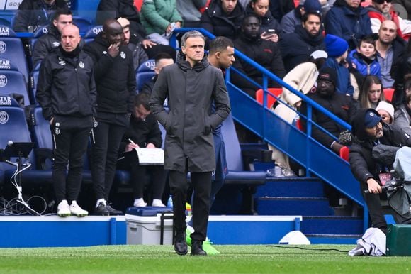Kylian Mbappé et Luis Enrique avec le Paris Saint-Germain pendant un match de Ligue 1 face au Stade de Reims au Parc Des Princes le 10 mars 2024 à Paris, France. ( Photo de federico pestellini / panoramic ) -