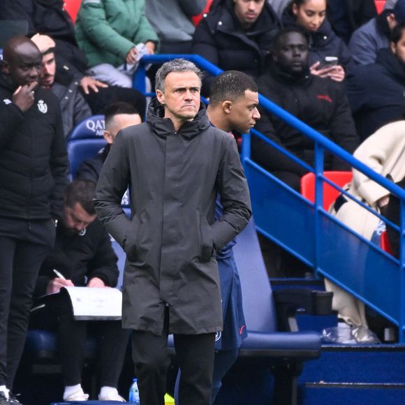 Kylian Mbappé et Luis Enrique avec le Paris Saint-Germain pendant un match de Ligue 1 face au Stade de Reims au Parc Des Princes le 10 mars 2024 à Paris, France. ( Photo de federico pestellini / panoramic ) -