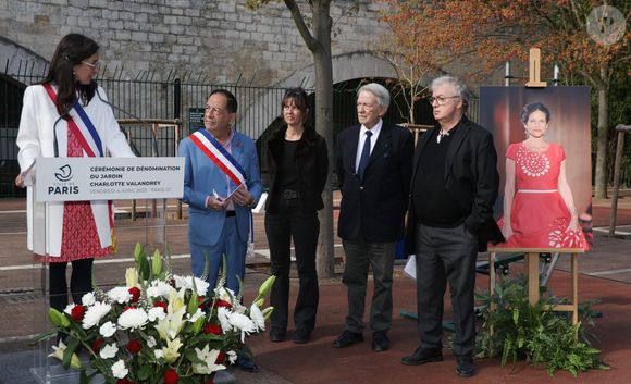 Exclusif - Emmanuelle Pierre-Marie (maire du 12ème arrondissement de Paris), Jean-Luc Romero (Adjoint à la maire de Paris), Aude (soeur de Charlotte Valandrey), Jean-Pierre Pascal (Père de Charlotte Valandrey) et Dominique Besnehard lors de la cérémonie de dénomination d’un jardin en hommage à Charlotte Valandrey, au 17 rue Hector Malot dans le XIlème arrondissement de Paris, France, le 4 avril 2025. © Coadic Guirec/Bestimage