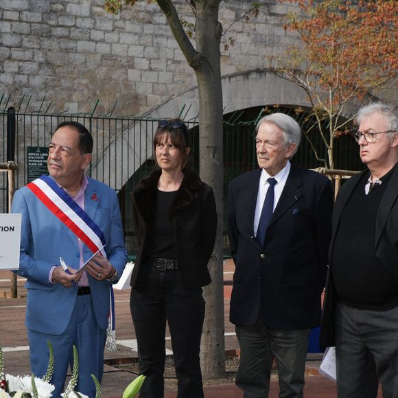 Exclusif - Emmanuelle Pierre-Marie (maire du 12ème arrondissement de Paris), Jean-Luc Romero (Adjoint à la maire de Paris), Aude (soeur de Charlotte Valandrey), Jean-Pierre Pascal (Père de Charlotte Valandrey) et Dominique Besnehard lors de la cérémonie de dénomination d’un jardin en hommage à Charlotte Valandrey, au 17 rue Hector Malot dans le XIlème arrondissement de Paris, France, le 4 avril 2025. © Coadic Guirec/Bestimage