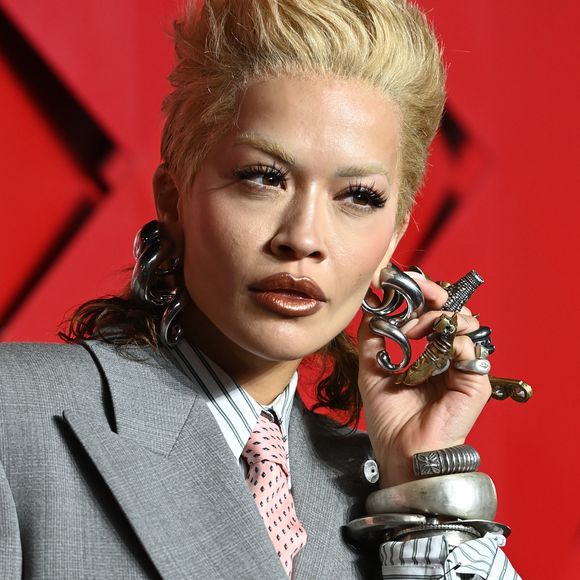 Les stars étaient en nombre au Royal Albert Hall et on a pu voir Rita Ora dans un look surprenant.
Rita Ora aux British Fashion Awards 2024 au Royal Albert Hall, à Londres, le 2 décembre 2024.