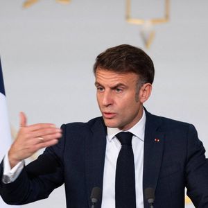 Des faits qui remontent à juin dernier, lorsqu'Emmanuel Macron a décidé de dissoudre l'Assemblée nationale.

Le président de la République française Emmanuel Macron prononce son discours devant les ambassadeurs de France en poste dans le monde au palais présidentiel de l'Elysée à Paris, France, le 6 janvier 2025. © Jeanne Accorsini/Pool/Bestimage