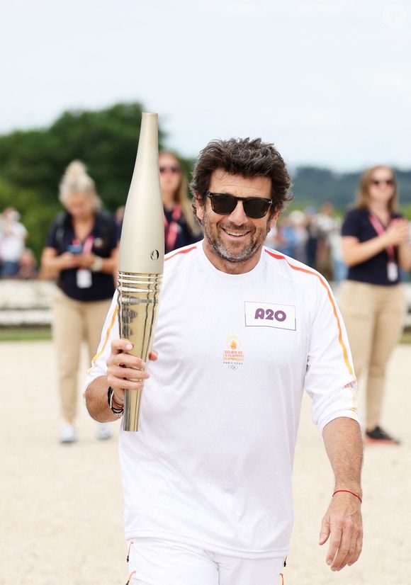 Le chanteur et acteur Patrick Bruel porteur de la flamme olympique des Jeux Olympiques de Paris 2024 (JO) au château de Versailles dans les Yvelines, France, le 23 juillet 2024. © Dominique Jacovides/Bestimage
