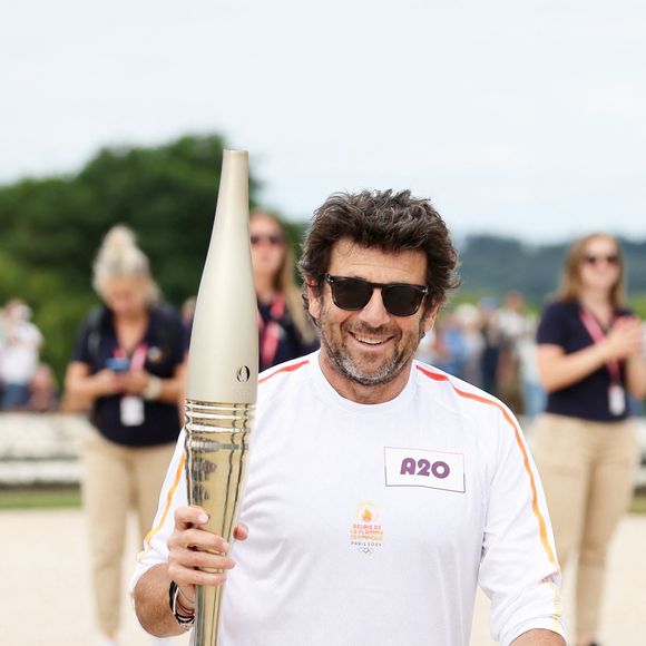 Le chanteur et acteur Patrick Bruel porteur de la flamme olympique des Jeux Olympiques de Paris 2024 (JO) au château de Versailles dans les Yvelines, France, le 23 juillet 2024. © Dominique Jacovides/Bestimage