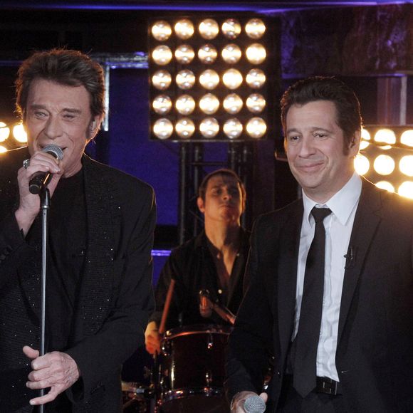 "Je redoute particulièrement les coups de fil nocturnes de Johnny. Parfois, vers 4 heures du matin, ma femme Dany, sa copine depuis les années 1960, me réveille en me tendant le combiné. Johnny commence toujours par les même mots (...) 'Tu diras à cet en**lé de Gerra que, s'il continue à me faire passer pour un con, je vais lui péter la gueule.'", écrivait l'animateur.

Laurent Gerra et Johnny Hallyday - Emission "Laurent Gerra ne s'interdit rien" diffusée sur TF1 le 10 décembre 2011.
AGENCE / BESTIMAGE