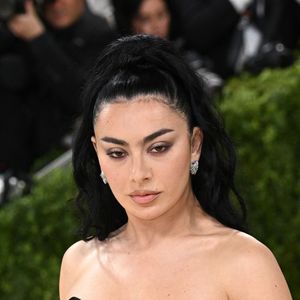 Charli XCX au Met Gala 2026, le 4 Mai 2026 à New York.
© Bestimage