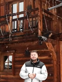 Cette personnalité française très connue ouvre les portes de son chalet d'exception, situé à deux pas d'une station de ski prisée !