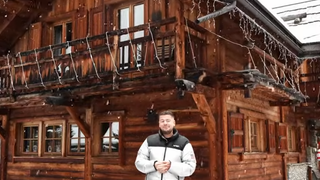 Cette personnalité française très connue ouvre les portes de son chalet d'exception, situé à deux pas d'une station de ski prisée !