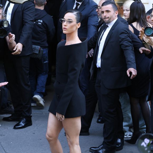 On avait notamment vu l’homme politique assister — ou plutôt admirer — le concert de la chanteuse lors de son Lifetimes Tour à Montréal en juillet dernier, mais aussi dîner avec l’artiste au restaurant Le Violon de Montréal. 

Katy Perry - Arrivées au défilé Balenciaga Collection Haute Couture Automne/Hiver 2025-2026 lors de la Fashion Week de Paris (PFW), le 9 juillet 2025. 
© Denis Guignebourg / Bestimage