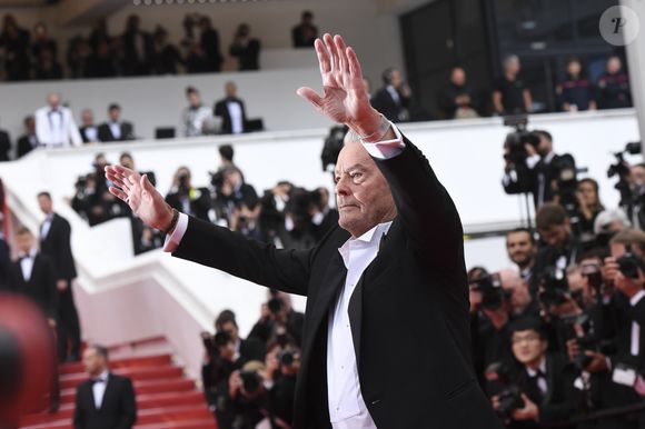Alain Delon - Montée des marches du film "A Hidden Life" lors du 72ème Festival International du Film de Cannes, le 19 mai 2019.