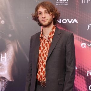 De son côté, Ronan a confié au "Figaro" : "Nous avons pris le temps d’imaginer tout un monde. Avant le tournage, nous avons eu de nombreuses conversations. C’était indescriptible. L’expérience d’une vie".
L'acteur légendaire Daniel Day-Lewis et son fils, le réalisateur Ronan Day-Lewis, au 31e Festival international du film d'Athènes.